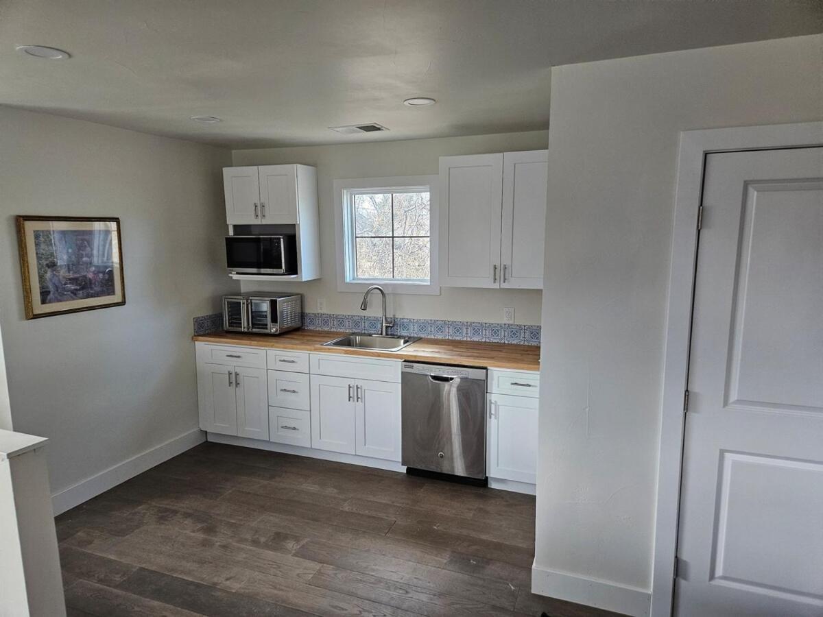 Apartment Sunny, 2nd Level, 2bed, 2bath, Kitchen