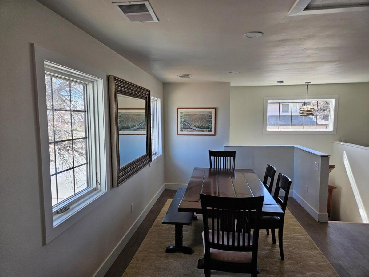 Sunny, 2nd Level, 2bed, 2bath, Kitchen *