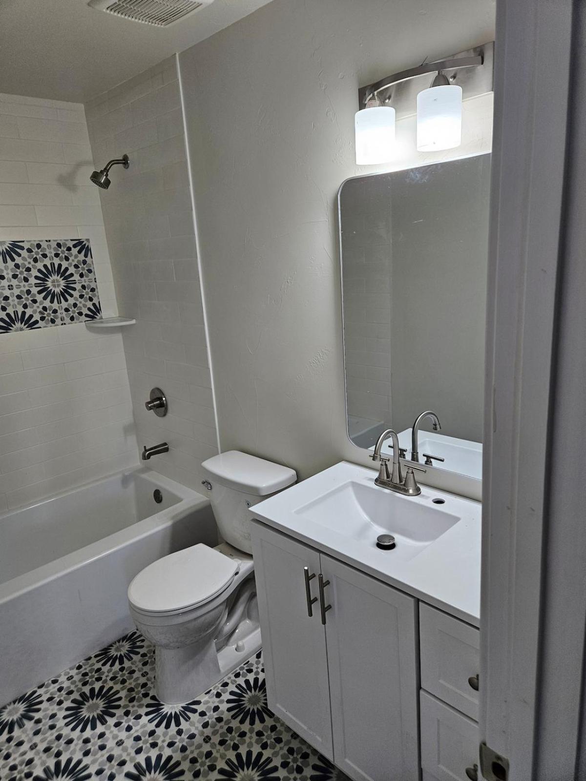 Sunny, 2nd Level, 2bed, 2bath, Kitchen