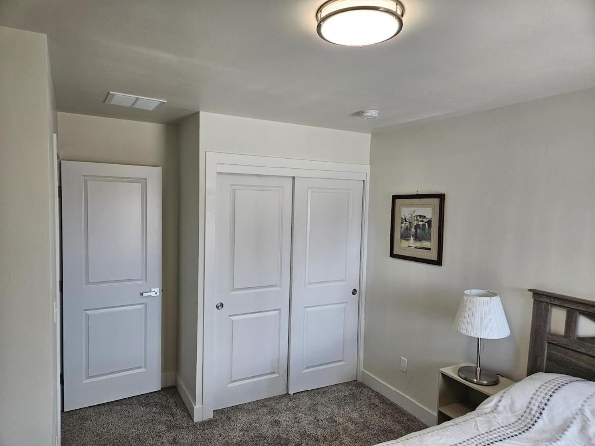 Sunny, 2nd Level, 2bed, 2bath, Kitchen Apartment *