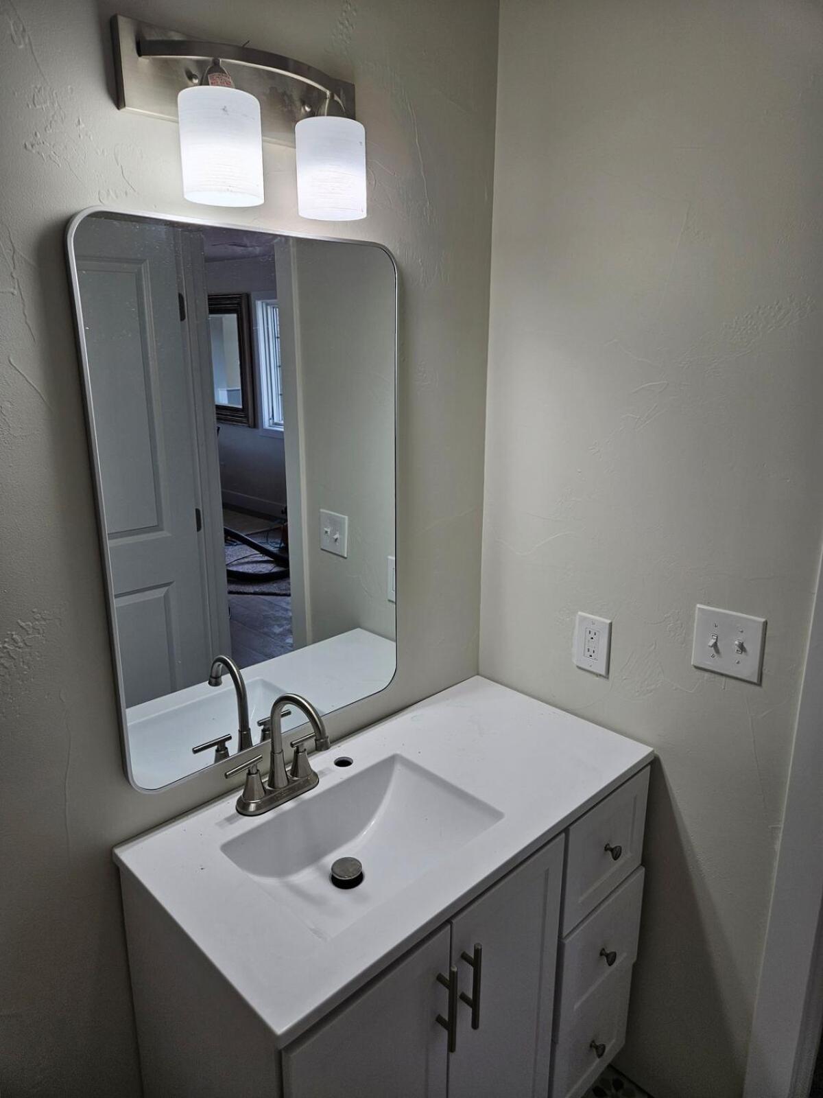 Sunny, 2nd Level, 2bed, 2bath, Kitchen *