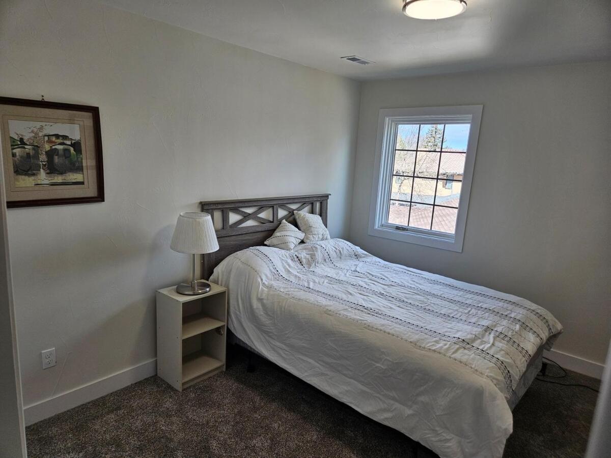 Sunny, 2nd Level, 2bed, 2bath, Kitchen Apartment Denver