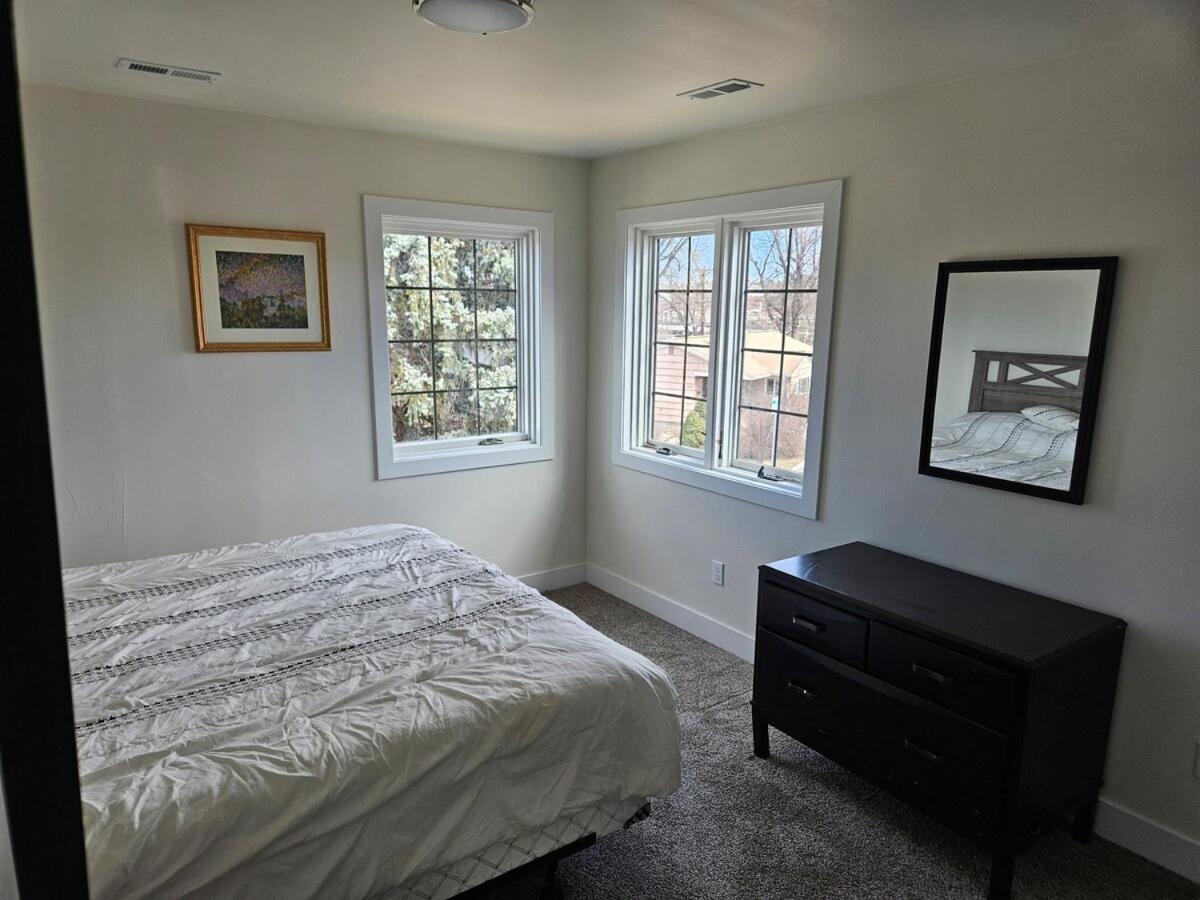 Sunny, 2nd Level, 2bed, 2bath, Kitchen Apartment Denver