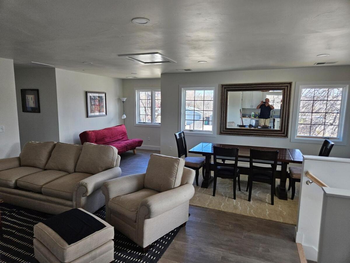 Sunny, 2nd Level, 2bed, 2bath, Kitchen * Denver