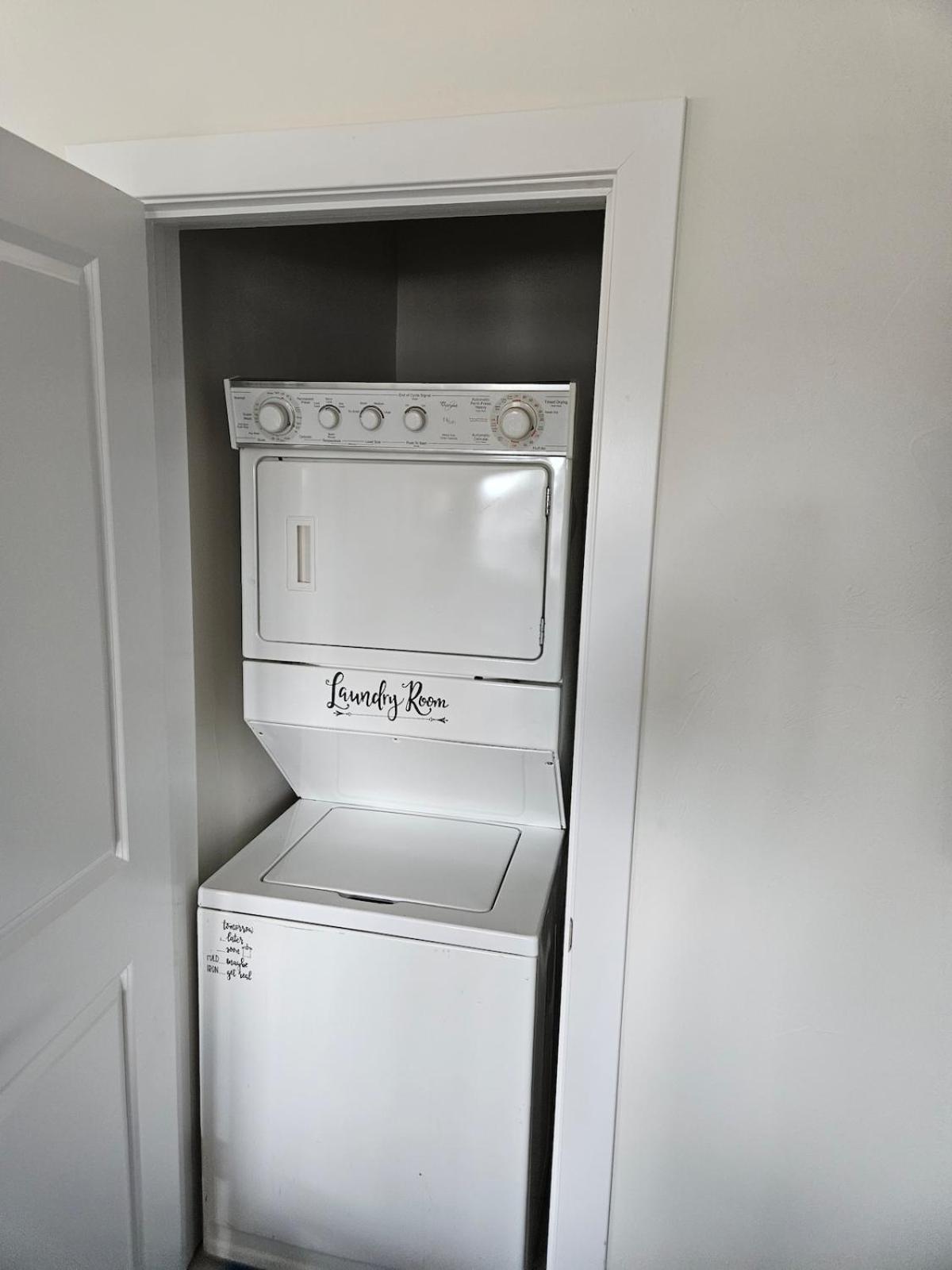 Sunny, 2nd Level, 2bed, 2bath, Kitchen