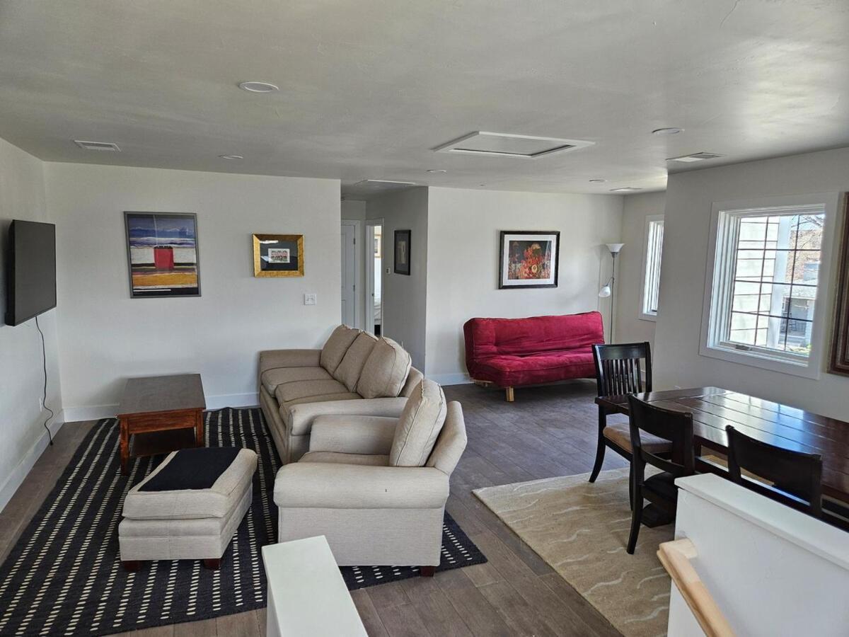 Sunny, 2nd Level, 2bed, 2bath, Kitchen * Denver